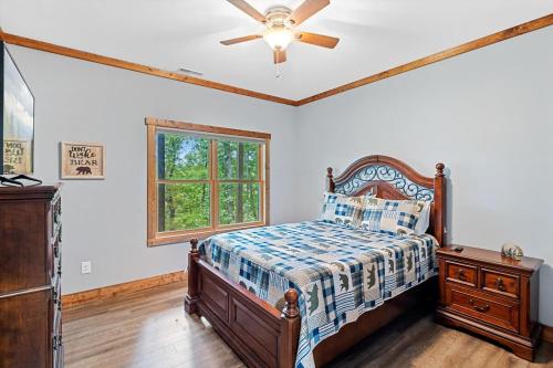 ein Schlafzimmer mit einem Bett und einem Deckenventilator in der Unterkunft Winter Deal! 2 Master Suites, Fireplace, Hot tub in Sevierville