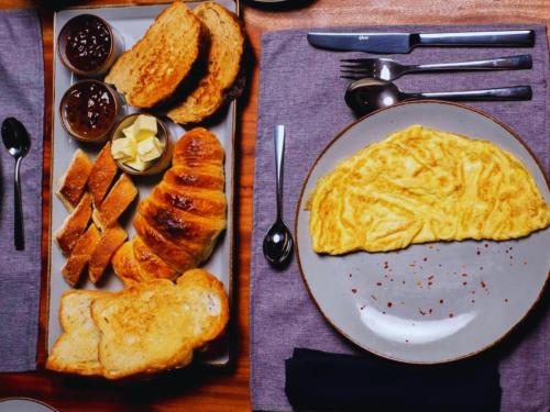 un plato de desayuno con huevos, pan y tostadas en BREATHE Collections Habaraduwa, en Habaraduwa Central