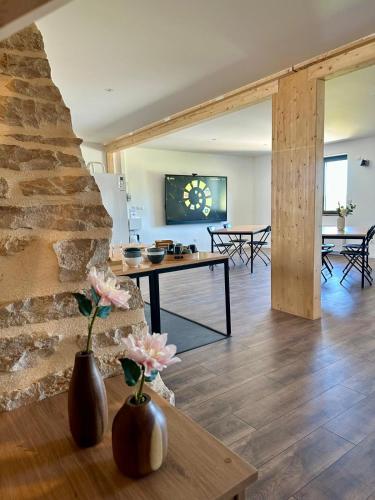 Телевизор и/или развлекательный центр в Les Rubys