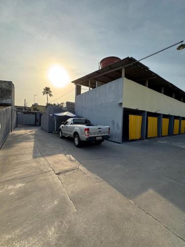 un camion parcheggiato in un parcheggio di fronte a un edificio di Skorpios Motel a Belém
