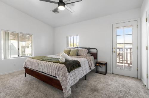 Postel nebo postele na pokoji v ubytování 4BR Tempe Townhome