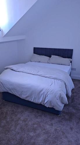 AmleyにあるDress to impress homeの青いライト付きの客室の大型ベッド1台