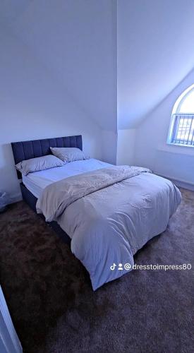 AmleyにあるDress to impress homeの青いライト付きのベッドルームの大型ベッド1台