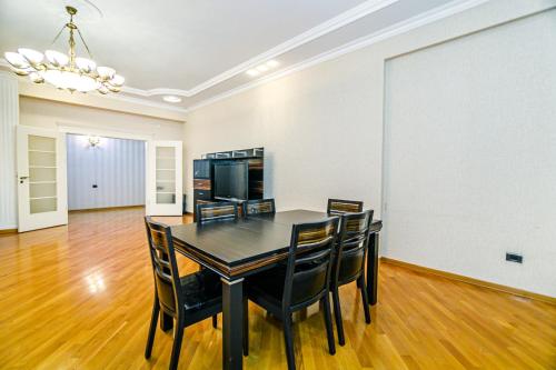バクーにあるApartment STELのテーブルと椅子のあるダイニングルーム
