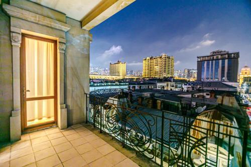 balkon z widokiem na panoramę miasta w obiekcie Apartment STEL w mieście Baku