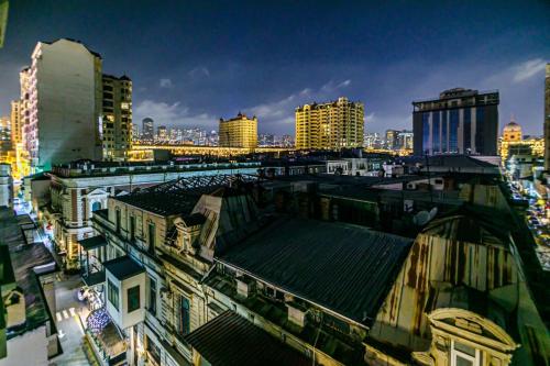 Nespecifikovaný výhled na destinaci Baku nebo výhled na město při pohledu z apartmánu