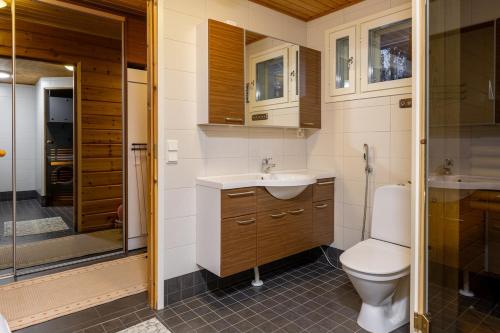 Ένα μπάνιο στο Sammalkaltio 1 by Hi Ylläs