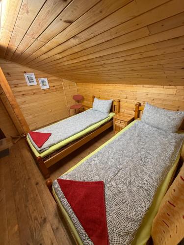 ein Zimmer mit zwei Betten in einer Blockhütte in der Unterkunft Apartment With 2 Bedrooms - Magic Woods 