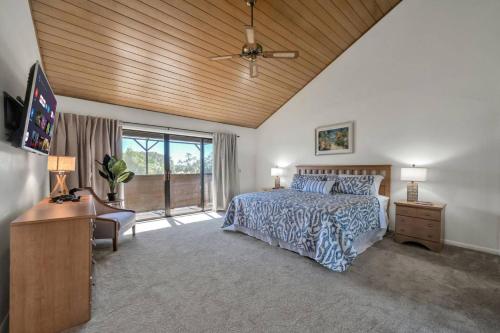 een slaapkamer met een bed en een houten plafond bij Tee Time Tranquility in Wesley Chapel