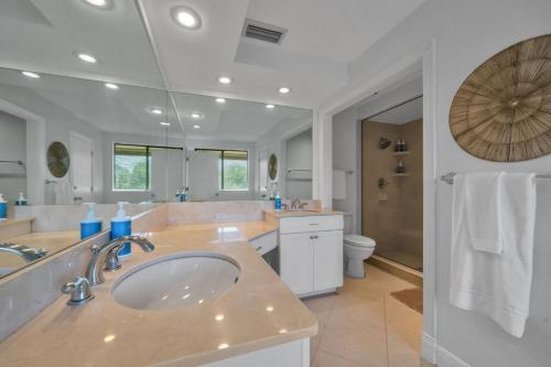 een badkamer met een wastafel en een grote spiegel bij Tee Time Tranquility in Wesley Chapel