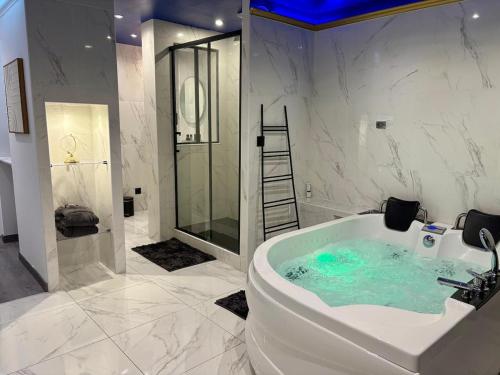 Koupelna v ubytování Dalikyda - Blue Dream - Balneo - Netflix - Cocoon