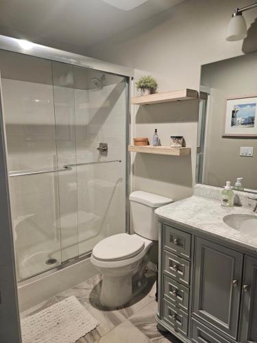 Koupelna v ubytování Beautiful new construction 1br with full size appliances centrally located