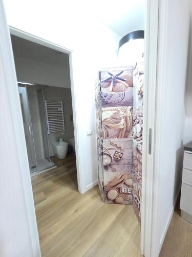 a room with a closet filled with towels at Flamingo Houses in Quartu SantʼElena