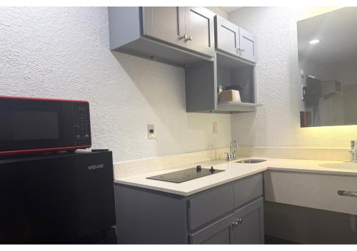 Kuchyň nebo kuchyňský kout v ubytování Economy Lodge by Hotel O Texas City