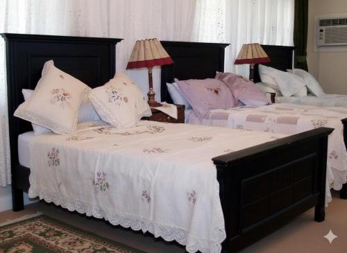 Postel nebo postele na pokoji v ubytování Muse& pyramids view inn