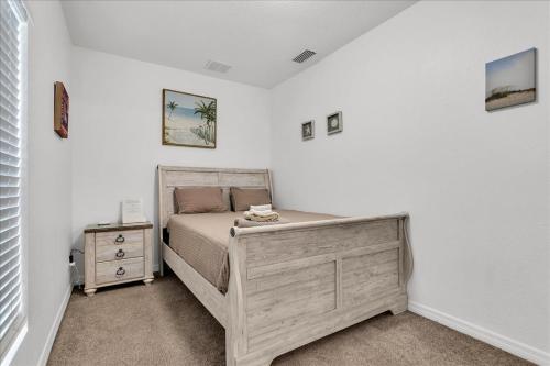 Postel nebo postele na pokoji v ubytování roomstr Hawaii Room 1 Bedroom in South Tampa with Shared Full Bathroom & FREE COFFEE