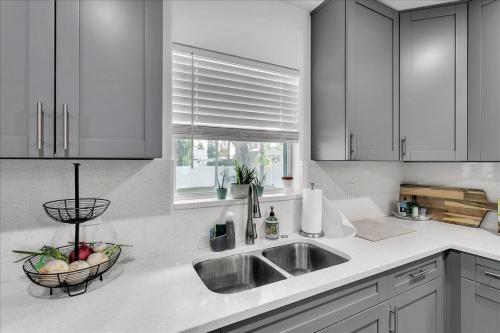 Kuchyň nebo kuchyňský kout v ubytování roomstr Hawaii Room 1 Bedroom in South Tampa with Shared Full Bathroom & FREE COFFEE