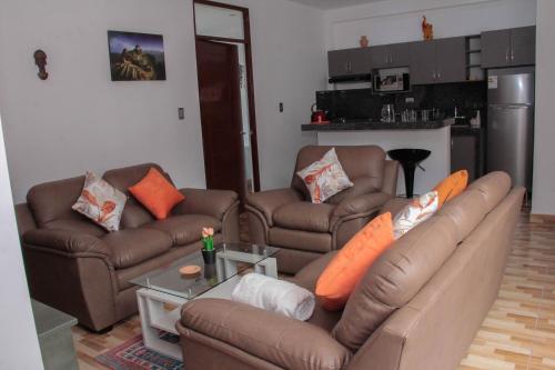 a living room with a couch and two couches at Valle Sagrado Mágico in Urubamba