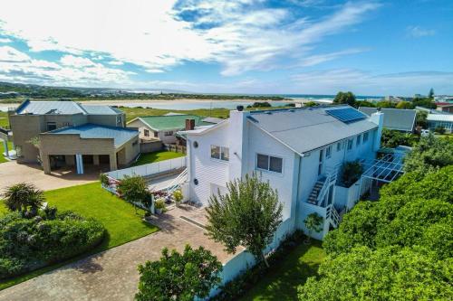una vista aérea de una casa blanca con un patio en White Penguin, en Stilbaai