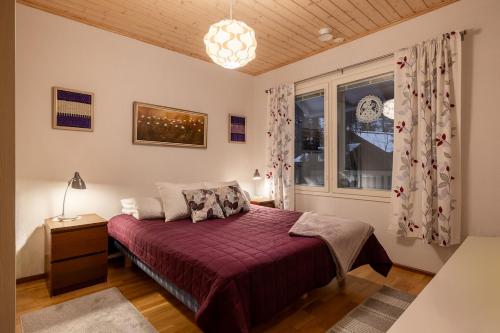 Ένα ή περισσότερα κρεβάτια σε δωμάτιο στο Sammalkaltio 2 by Hi Ylläs