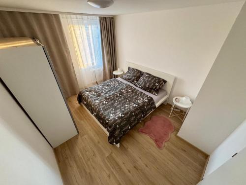Una vista aérea de un dormitorio con una cama. en FH Apartment Letňany, en Praga