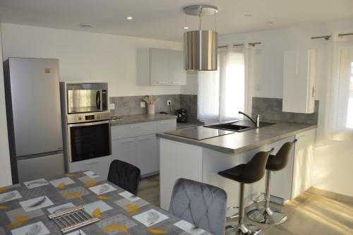 Η κουζίνα ή μικρή κουζίνα στο Logement 4 personnes Sainte-Florine