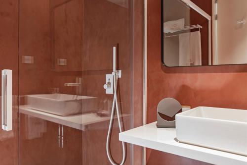 un baño con lavabo y espejo en Land Roots Riverside Apartments, en Vila Nova de Gaia