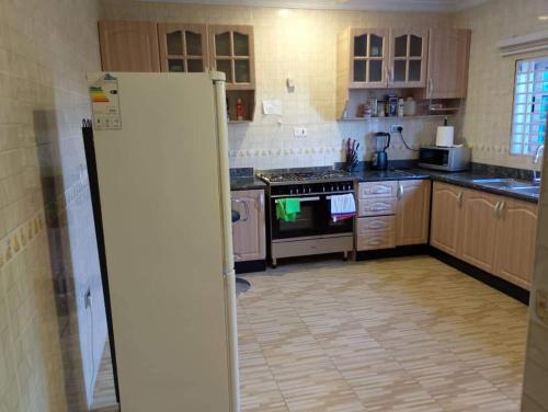 アクラにある1 Bed Apartment Sleeps 2 - Parking Garden Wifiの冷蔵庫とコンロ付きのキッチン