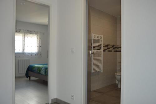 Ένα μπάνιο στο Logement 4 personnes Sainte-Florine