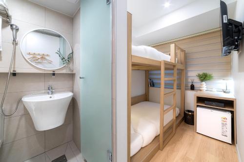 Baño pequeño con litera y lavabo en Hi Seoul Hostel West, en Seúl