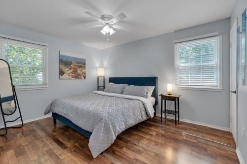 Postel nebo postele na pokoji v ubytování New! Relaxing Retreat Near North Hills & Downtown