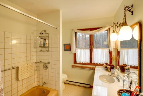 Ένα μπάνιο στο Community Perks Retreat with Thirteenth Lake Access