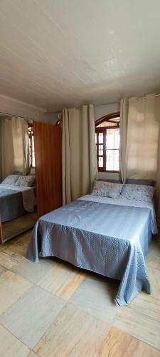 a bedroom with a large bed in a room at Apartamento - Centro Itapuã - 1Q in Vila Velha