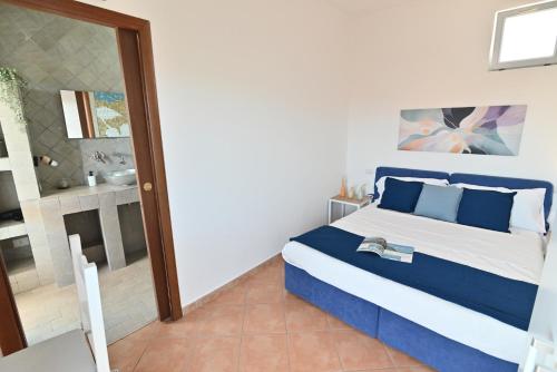 Postel nebo postele na pokoji v ubytování IzzHome Sea Style Room