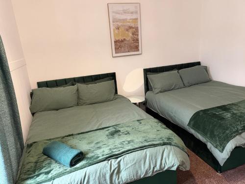 Ein Bett oder Betten in einem Zimmer der Unterkunft Modern 3Bed Doncaster Home with Vintage Charm