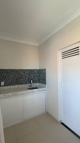 a kitchen with a sink in a room at Pousada Vista Encantada Preá in Cruz