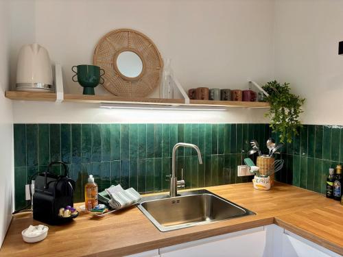 Η κουζίνα ή μικρή κουζίνα στο Les Cocons d'Agathe - Penn ar Gwel - 5 min beaches