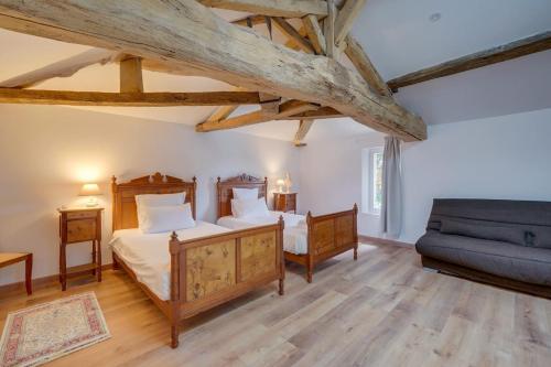 a bedroom with a bed and a couch at Gîte familiale 3 chambres, au coeur des vignes in Saint-Christophe-des-Bardes