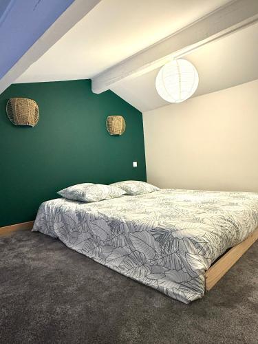 Postel nebo postele na pokoji v ubytování Charmant logement en campagne avec piscine