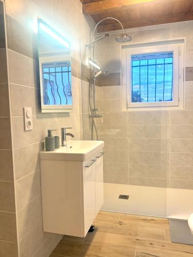 Koupelna v ubytování Charmant logement en campagne avec piscine