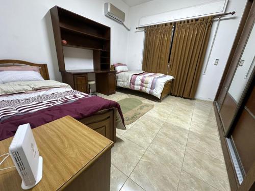 Een bed of bedden in een kamer bij 3 Bedroom Family Apartment in Amman