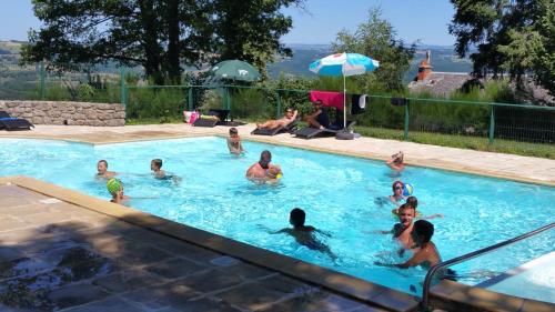 Bazén v ubytování Pôle Bellevue nebo v jeho okolí