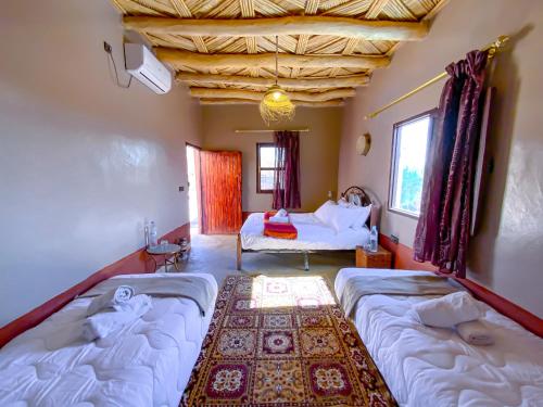 Ένα ή περισσότερα κρεβάτια σε δωμάτιο στο Gite d'étape Asfalou chez l'habitant