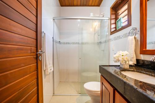 een badkamer met douche, toilet en wastafel bij Wind House Jeri in Jericoacoara