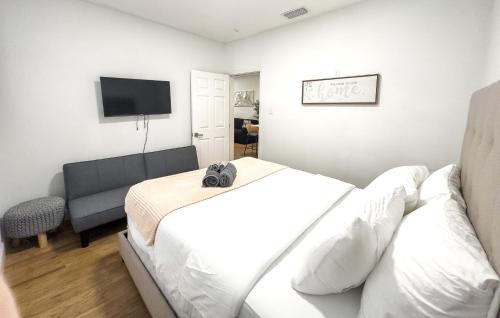 En eller flere senge i et værelse på Cozy Stylish Chic Home Ybor, DT Central Location