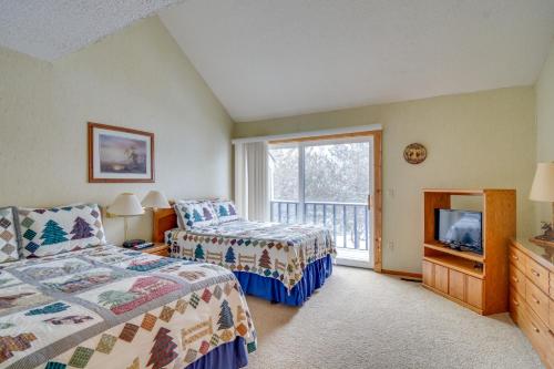 Postel nebo postele na pokoji v ubytování Bellaire Townhome on Summit Mtn with 2 Balconies!