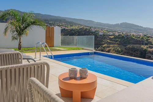 Bazén v ubytování Sunny Ocean View Villa nebo v jeho okolí