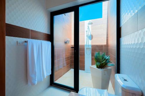 Ένα μπάνιο στο Luxury Cabarete Villa with Pool, AC, Starlink Internet & 24-Hour Security