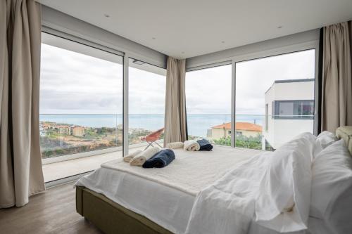 Postel nebo postele na pokoji v ubytování Sunny Ocean View Villa