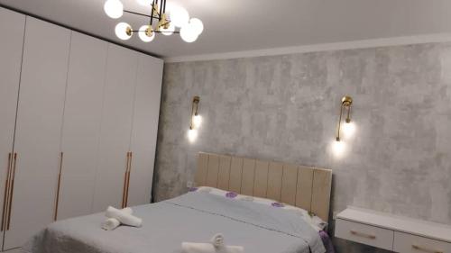 een slaapkamer met een bed met twee witte handdoeken erop bij Voyage in Karakol